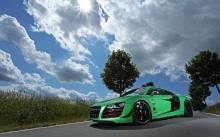 Зеленый Audi R8 под облачным небом